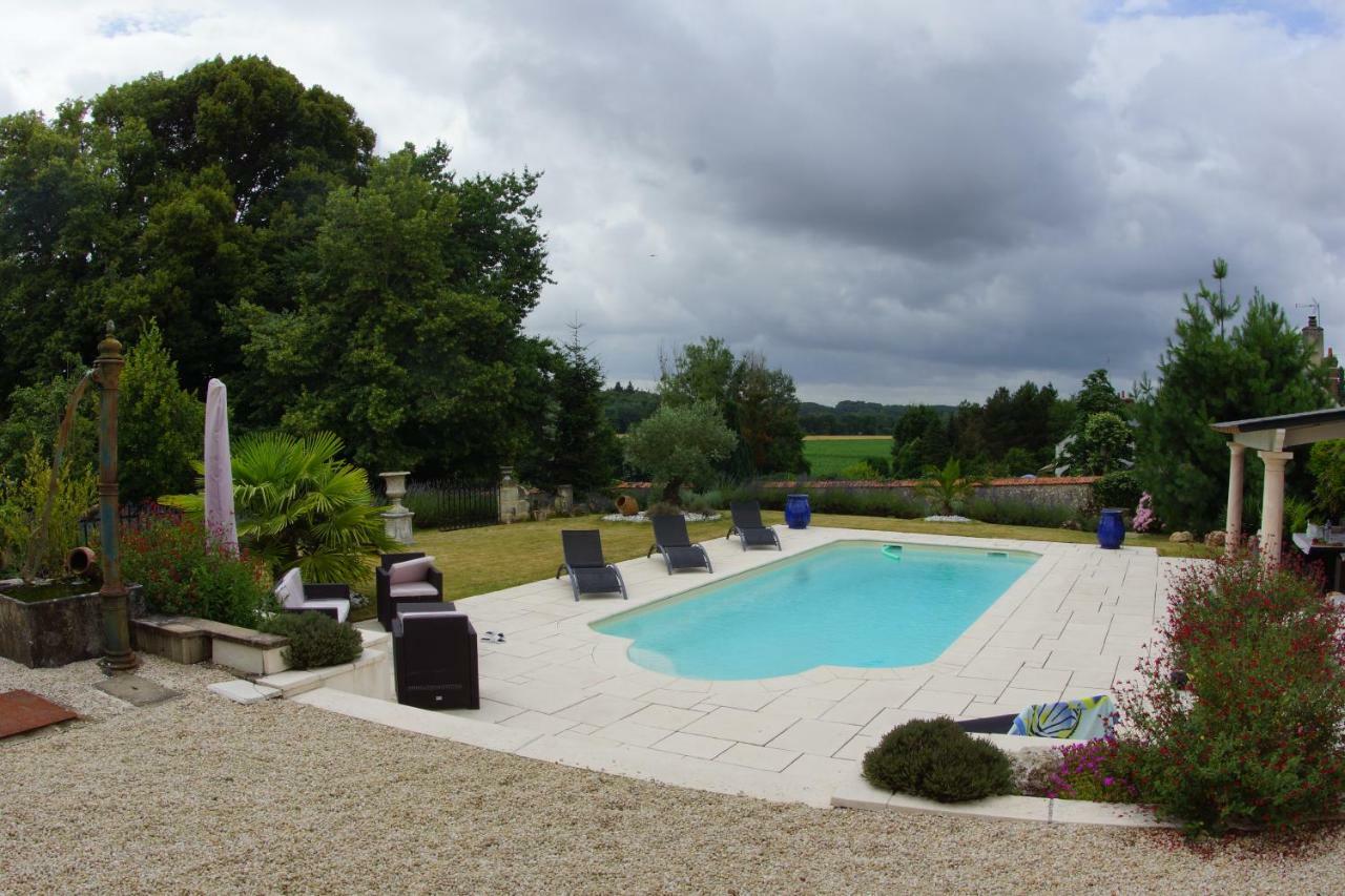 Le Petit Nid Villa Neuille-le-Lierre Bagian luar foto